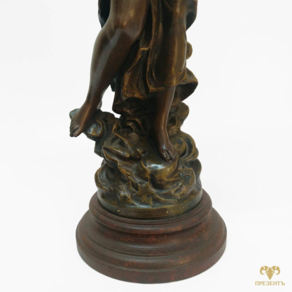 шпиатровая скульптура на деревянной подставке, скульптура женщина с птичкой