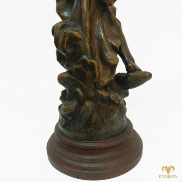 шпиатровая скульптура на деревянной подставке, скульптура женщина с птичкой