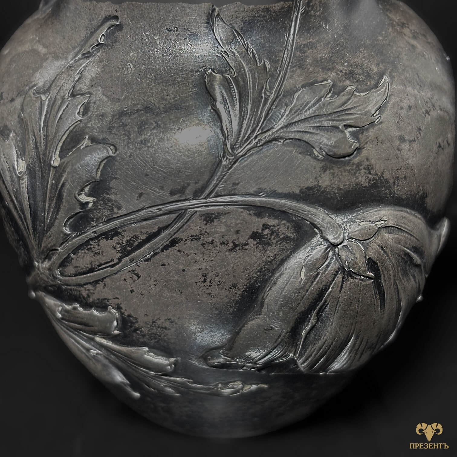 Рельефное украшение кувшина с цветочным мотивом в стиле модерн