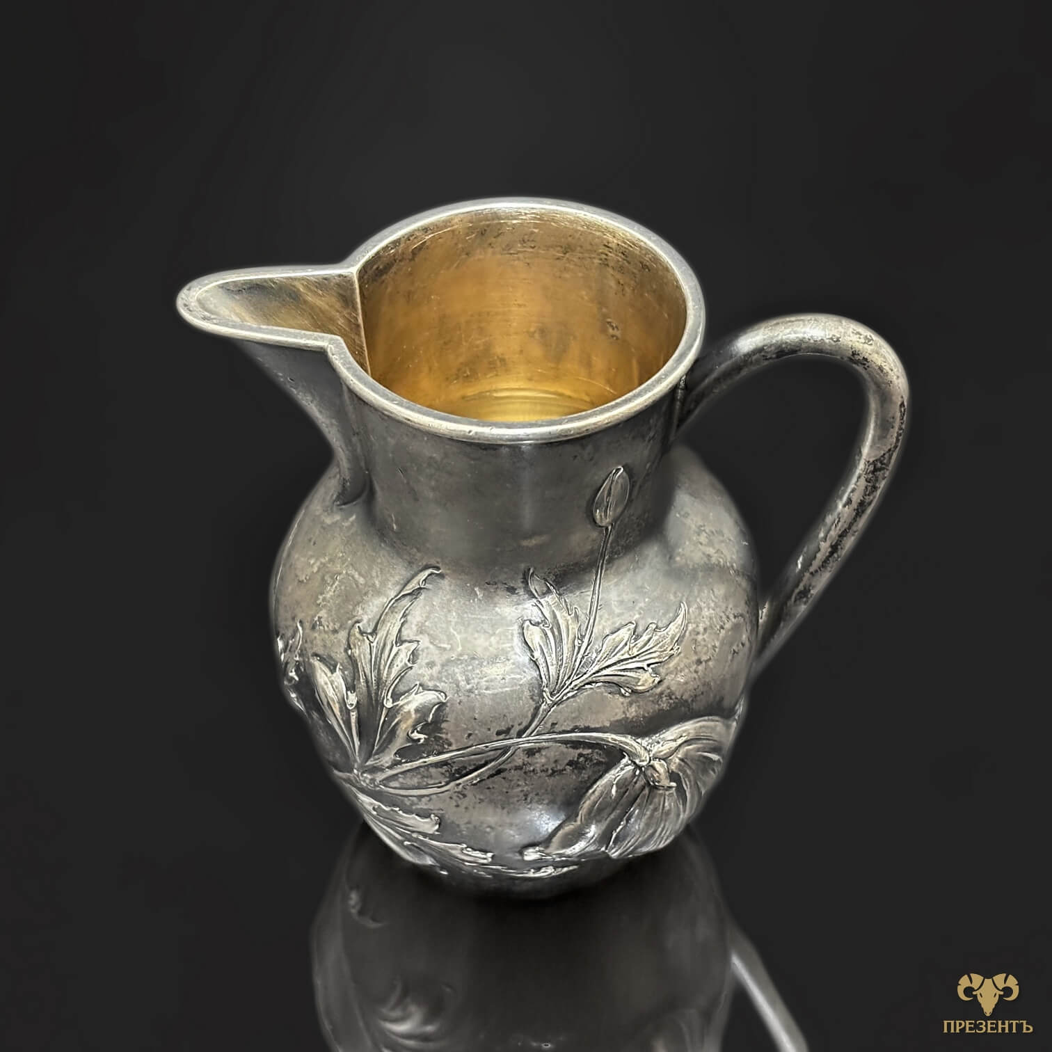 Позолоченная внутренняя поверхность антикварного серебряного кувшина