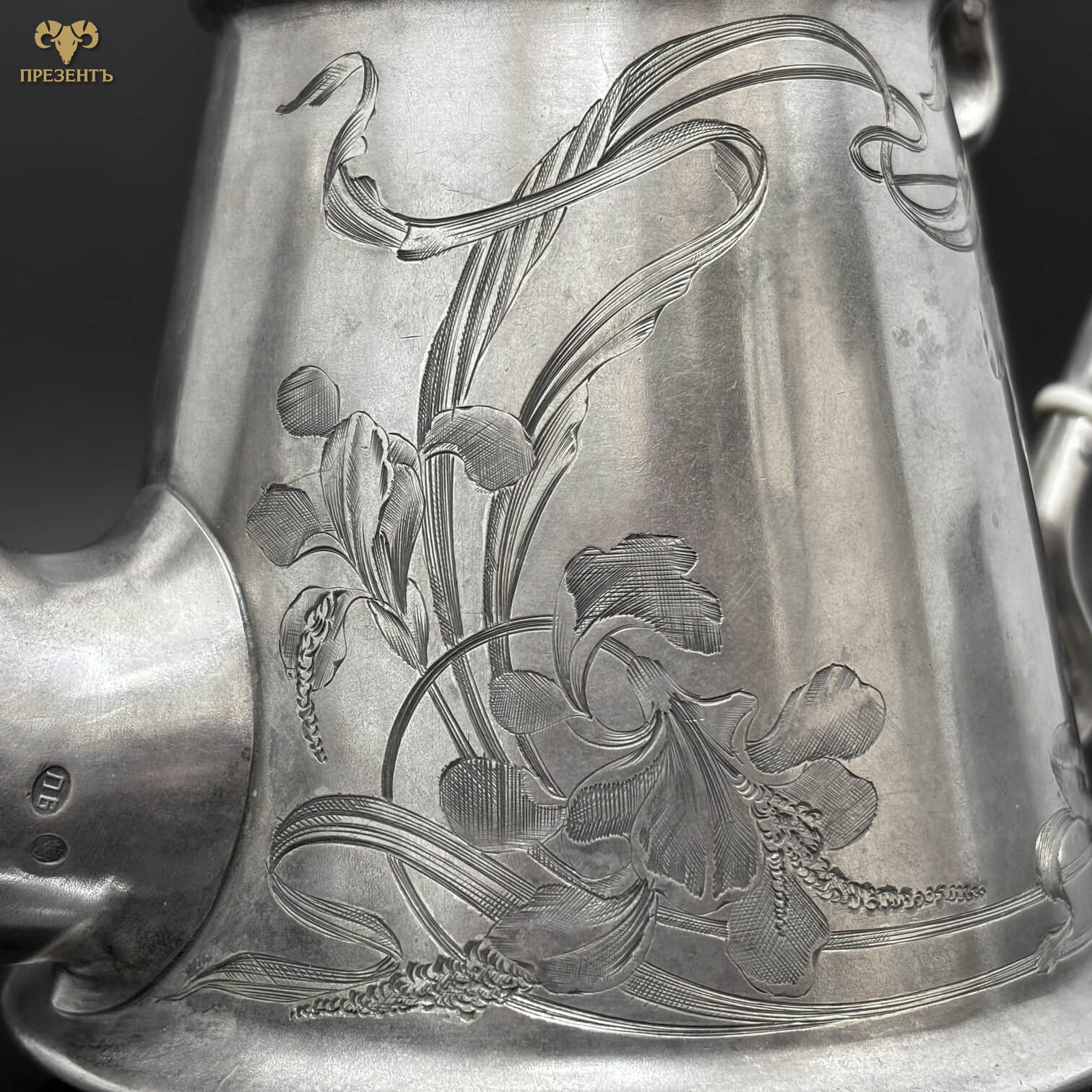 Детальная гравировка на корпусе антикварного чайника, мастер Пётр Баскаков.