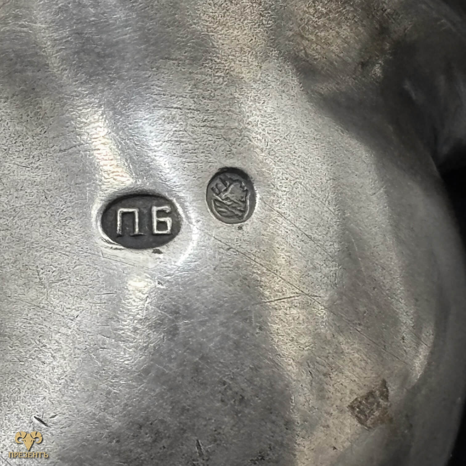 Клеймо мастера П.Б. на серебряном антикварном чайнике конца XIX века.